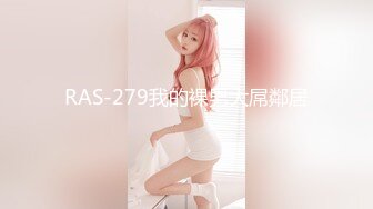 合租房门缝偷窥对门的少妇洗澡换衣服