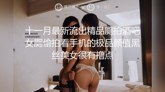 潜入房间发现她在看书