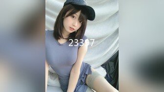 黑客破解家庭网络摄像头偷拍模特身材美女全身赤裸拿着新买的激光脱毛机给自己脱毛