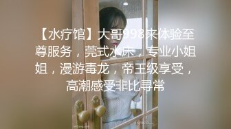 隔板下多角度拍摄 玩手机的酒店服务员 正跟老公聊微信 不知被人拍了黑逼