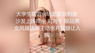 狠人两人男人一起玩她她还不忘自拍