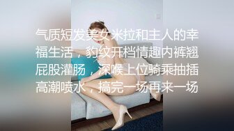 帽子小姐姐太骚了，浴室地上扣穴多次喷水，两根手指