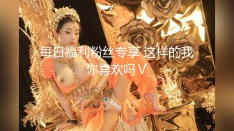 穿着碎花裙的小骚货被我无套后入操出白浆