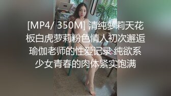 农村妇女兼职往里直播赚外快，口交大鸡巴看着真有激情，主动上位抽插大奶子乱晃，被大哥后入爆草叫声骚浪