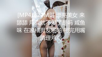 夜市女厕超级靓女❤️怕你c看不清楚她的逼特意扒开给你看看清楚