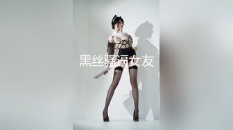 ：颜值高身材好极品小妹睡前发骚，性感的睡衣跟狼友互动撩骚，慢慢脱光抠弄骚穴浪叫呻吟，洗澡诱惑精彩别错过