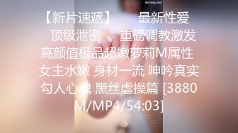 兄弟俩KTV出重金，把高颜值极品房公主带走开房玩3P，上下洞双开，美女欲仙欲死享受着