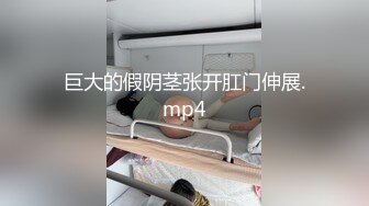 淫妻 一样长是吗 差一大节呢 等一下加微信 一手撸一根 看着单男疯狂猛怼 绿帽只能在旁边蹭蹭老婆的骚臭脚 最后一起射老婆一肚皮