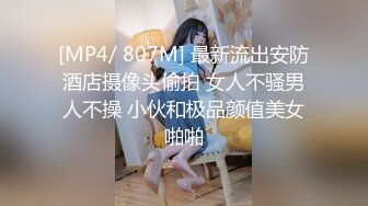 最新7月VIP福利，推特极品长腿苗条烧婊子【橙子】肛塞大阳具边走边搞，丝袜塞逼带出好多骚水，大街上紫薇边走边尿