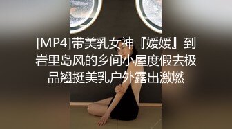 很有气质的微胖小女人，跟大哥激情啪啪，69舔弄大鸡巴让大哥抠舔骚穴，多体位蹂躏抽插