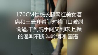 眼镜骚男小保健按摩完再让妹子打飞机，漂亮妹子撩起衣服舔白皙奶子，抹上精油撸管高潮射精