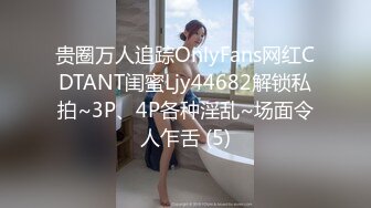 商场女厕近距离偷窥牛仔裤少妇的小黑鲍