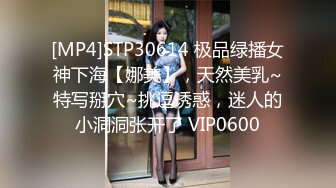 高筒皮靴长发美女尿尿像洒水壶一般