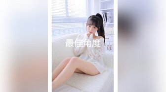 美女3P 被三根大肉棒连续轮流无套输出 以精液作润滑 操的骚逼精液白浆满天 还每人内射两次 爽翻了