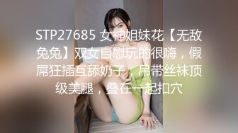 眼镜骚女两女一男3P淫乱大战，白皙奶子边口交边被后入，上位骑乘抽插一脸享受，双腿肩上扛轮换着猛操