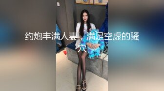 【母子乱伦】趁老爸在客厅吃饭在房间门口摸妈妈奶子