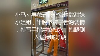 18清纯甜美萝莉嫩妹独自在家诱惑，撩起小背心露奶子，特写假屌摩擦嫩穴，插入掰穴揉搓阴蒂，呻吟娇滴滴