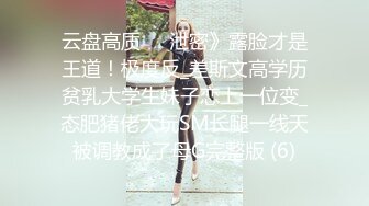 寒假趴墙头偷窥邻居大学生美女洗澡洗澡时把手机放到水管上一边洗澡一边追剧,没注意旁边有人偷看她