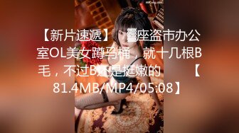 [MP4/ 351M] 性感红唇骚女两男一女淫乱啪啪，非常迫不及待快过来呀，双屌左右一起交还说真好吃