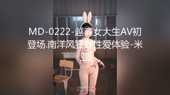 喜欢刺激的小少妇深夜户外陪狼友骚，公园内漏出骚奶子