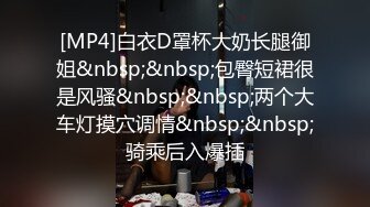 跟满背纹身的嫂子玩个3P，露脸两个鸡巴一起塞嘴里，沙发上的激情前插后入一起把小嫂子送上快乐的巅峰