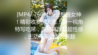 地铁上一路跟踪抄底穿着透明内裤的短裙美女 直接能看到她的B毛