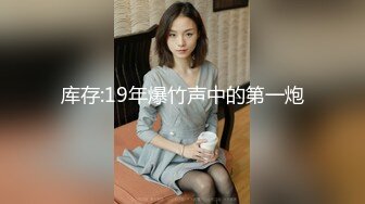 2024年2月超级反差母狗【六花】大年初一拜年美背滴蜡写龙年大吉，高价付费福利，还有比她更骚的吗？ (2)