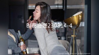 商场女厕全景偷拍背包少妇嘘嘘眼神非常犀利差点被她发现