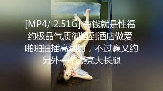 气质不错的女神，来根蔬菜自慰进出阴道表情真叫享受，不过瘾用买的小玩具刺激阴