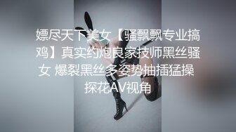 苗条妹子，一个人在卧室中反锁门，跳蛋自慰特写粉穴