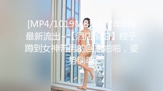 轻熟女系列 浴室门口自慰