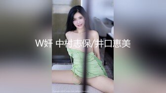 美容院老板娘還真臊,看店期間沒客人,自己脫了褲子摸B紫薇,突然來個人,趕忙招呼客人