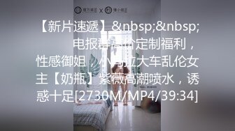 等电梯的少数民族着装美女 我们办公室一朵美丽的石榴花