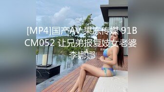 路过街上看到个长发美女在修电瓶车尾随她去厕所嘘嘘妹子尿完竟然把小穴掰开