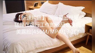 大叔花5000大洋约两女技师双飞??双女一起翘起屁股??隔内裤揉穴磨蹭??浴室三人洗澡??站立后入两个轮番操