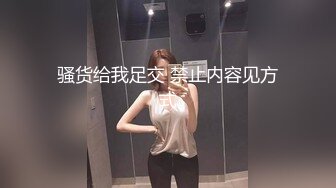 大姐姐小妹妹激情4P，男人还是喜欢嫩的，吃奶玩逼全照着年轻的招呼，享受韵味大姐口交，草完了小妹草大姐