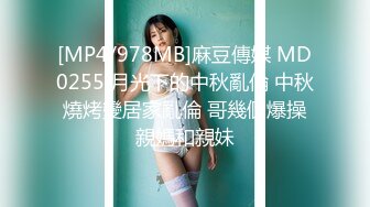 风景区女厕全景偷拍多位美女少妇前来献B (9)