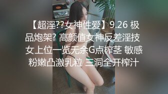 《极品CP✿魔手✿外购》美女如云餐饮店大神躲藏女厕逼脸同框偸拍数位小姐姐方便，被一个美女发现翻车了还好没有推门吓尿了