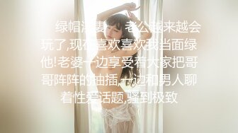 娇小身材00后妹子和男友公厕啪啪，马桶上掰穴扶着扶手后入抽插