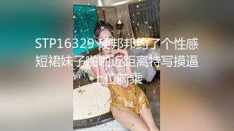 《魔手外购极品CP》正面+私处特写，服装城女厕逼脸同框偸拍各种女人方便，有少女有美少妇有熟女，逼型多种一次看个够 (5)