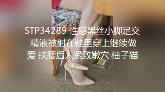 小吃街巷子里的厕所拍到一个屁眼和菊花都挺干净的妹纸