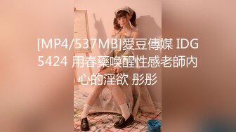 在小姨家留宿半夜上厕所发现小姨房门没关严 往里一看竟然发现在自慰