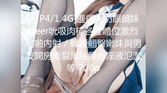 合租房冒死在门帘上小洞偷窥 对门的美女洗澡