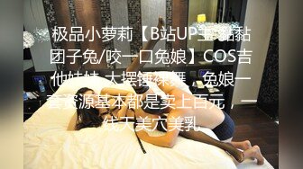 -大红唇骚女被两男3P 白丝袜丁字裤翘起屁股看穴 两根JB轮流舔 骑乘上下一起插