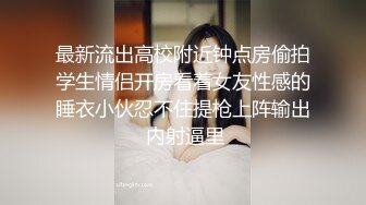 变态屌丝男躲在公园女厕尾随偷窥美女尿尿捡起人家刚换下的姨妈巾研究一番