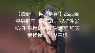 温柔似水的长筒靴小妹 蹲那里静静的排尿 很有淑女范