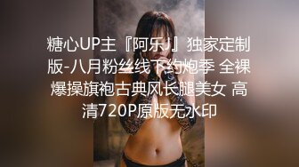 车里干自己的骚母狗，白浆做完被全部舔干净