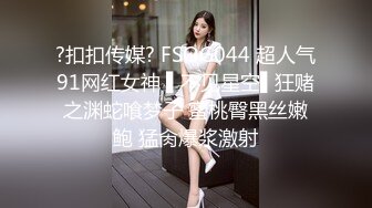 真实感很强的纯情少女让小哥镜头前玩弄直播赚外快，全程露脸口交大鸡巴，让小哥玩逼好多淫水，多体位爆草她