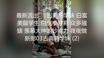 闷骚小阿姨年纪不小就是很骚，疯狂舔弄小哥的大鸡巴，享受大鸡巴抽脸，专业草嘴揉奶子抠逼都方便真刺激