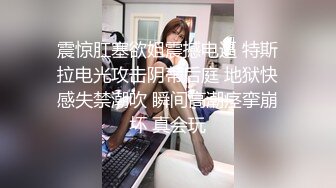 邪恶的房东爬上气窗 偷窥女租客洗澡